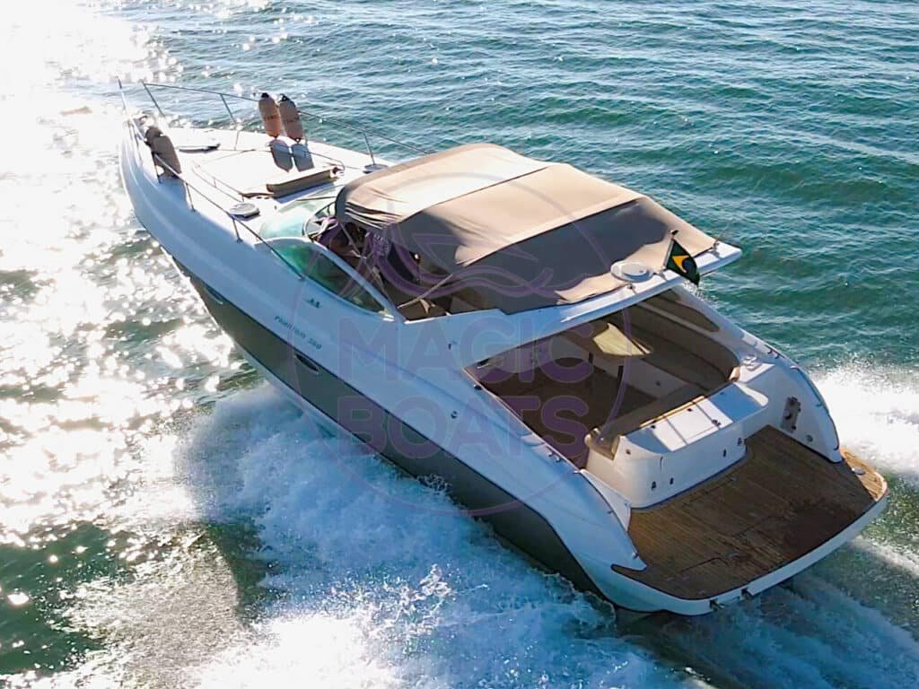 Phantom-360-C80-Magic-Boats-Aluguel-de-Lanchas-aerea-popa-esquerda