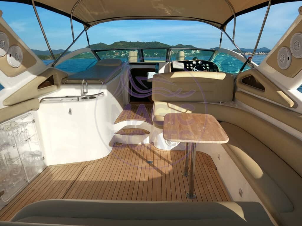 Phantom-360-C80-Magic-Boats-Aluguel-de-Lanchas-cockpit-geral.