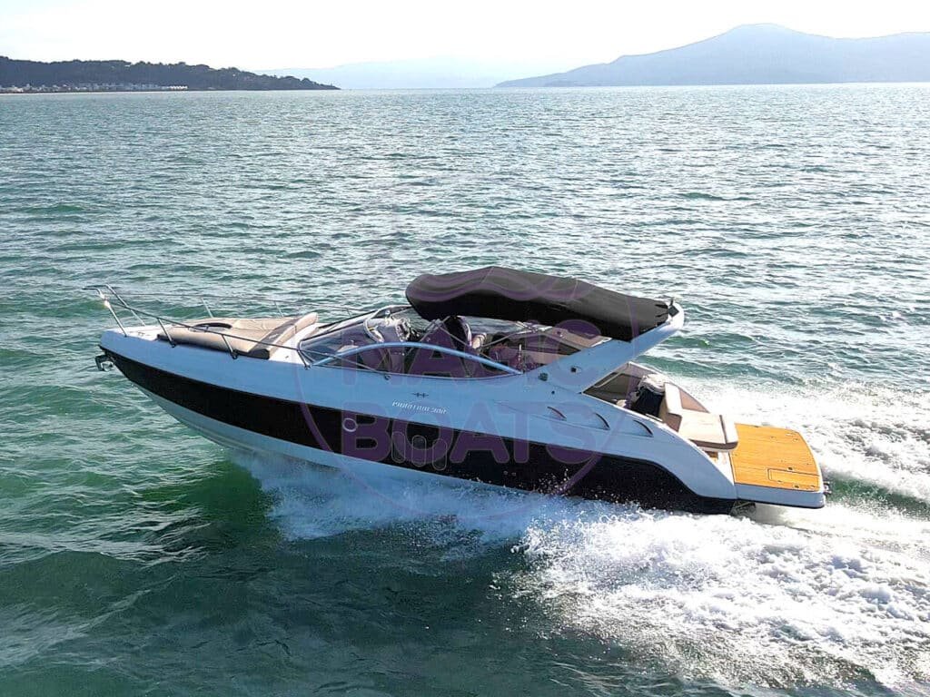 Phantom 300 — lancha para aluguel em Florianópolis
