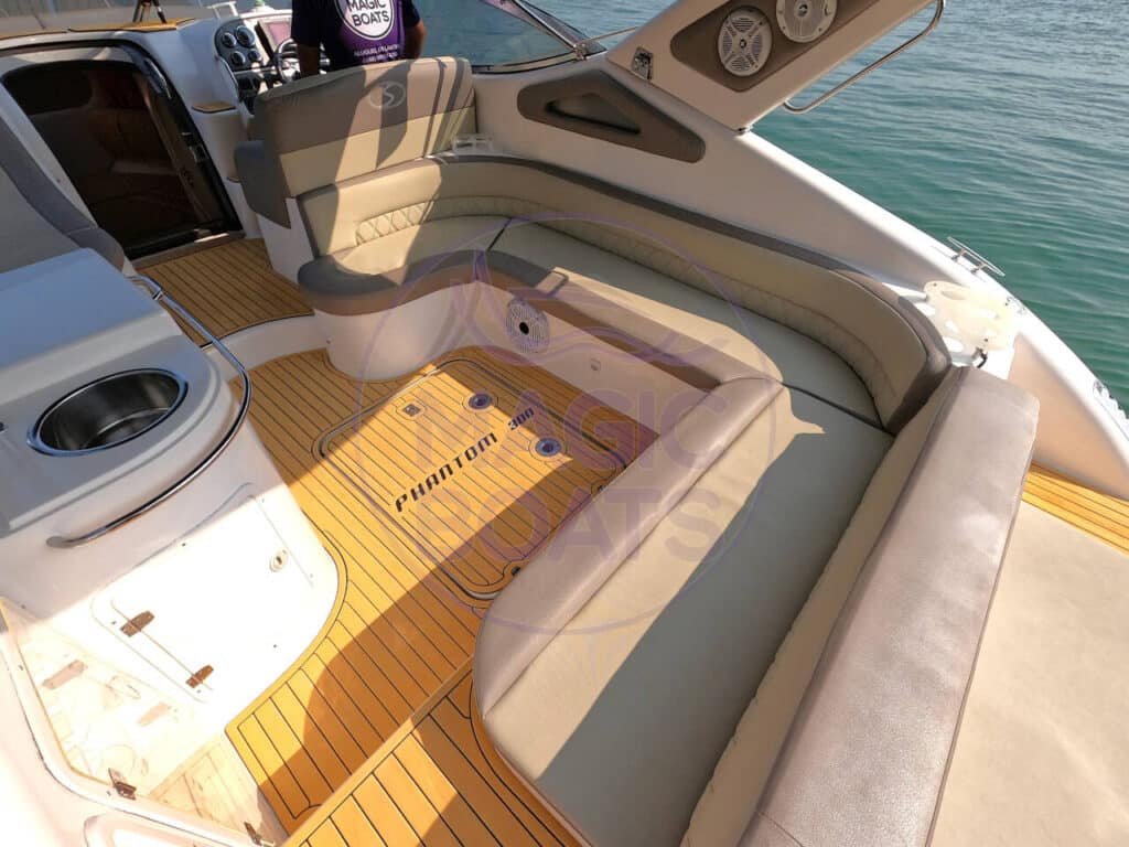 Phantom-300-C14-Magic-Boats-Aluguel-de-Lanchas-Sofa
