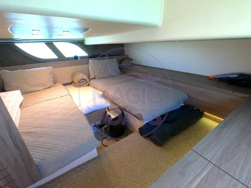 Quarto de meia nau da Solara 380 HT