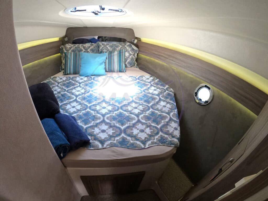 Suíte de proa da Solara 380 HT