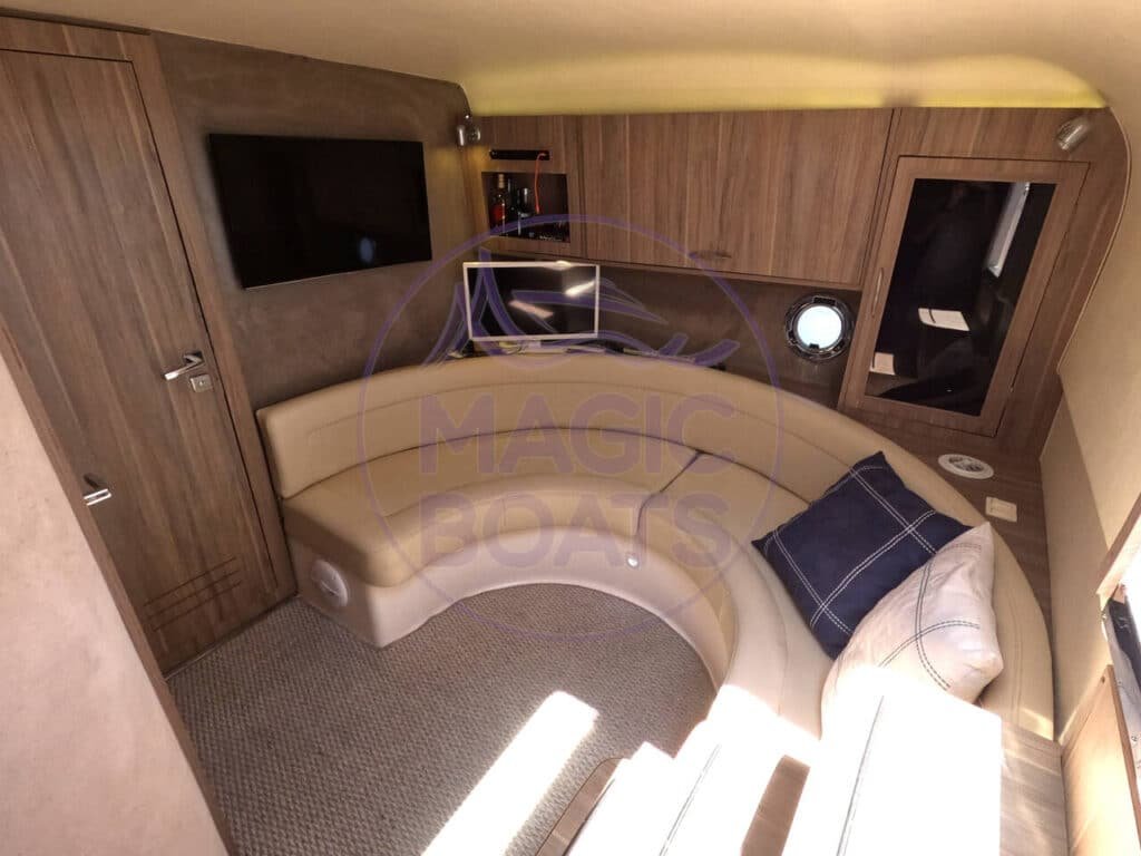 Sofá de cabine da Solara 380 HT