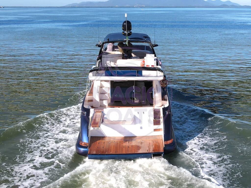 Imagem aérea da popa da Azimut 600 Full