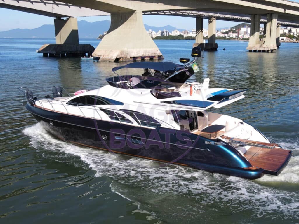 Imagem aérea da popa BB da Azimut 600 Full