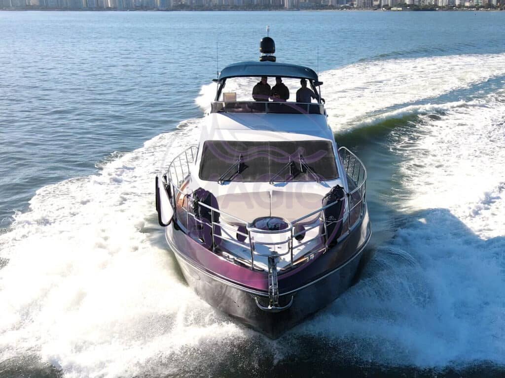 Imagem aérea da proa da Azimut 600 Full