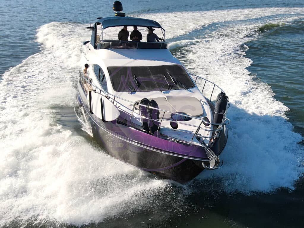 Imagem aérea da proa BE da Azimut 600 Full