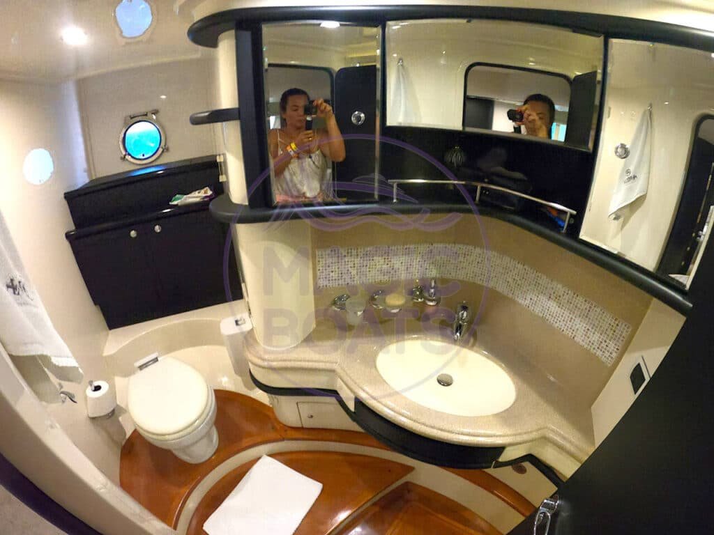 Banheiro de meia nau da Azimut 600 Full