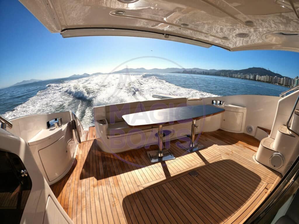 Convés externo da Azimut 600 Full