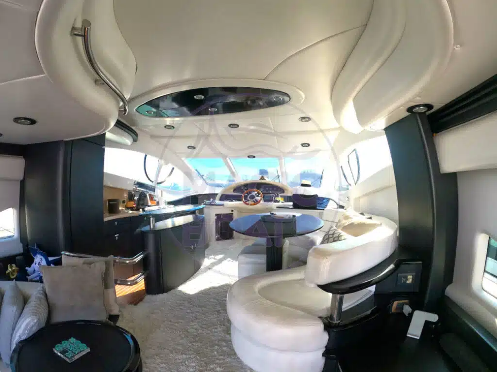 Convés interno da Azimut 600 Full