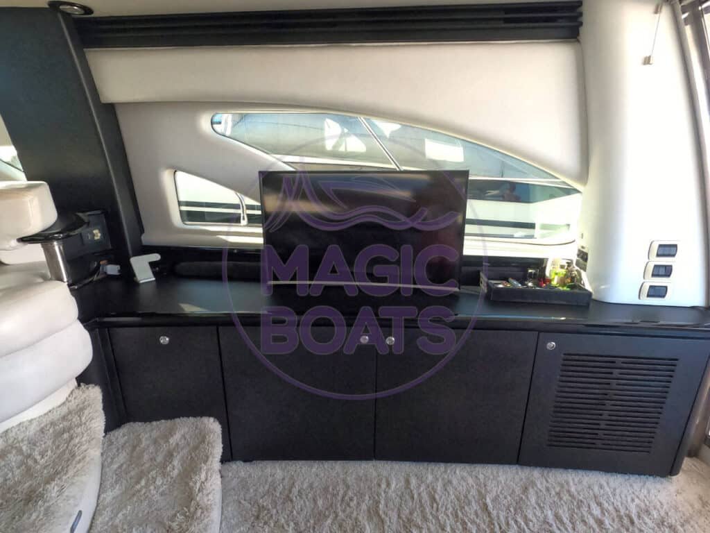 Convés interno (multimidia) da Azimut 600 Full