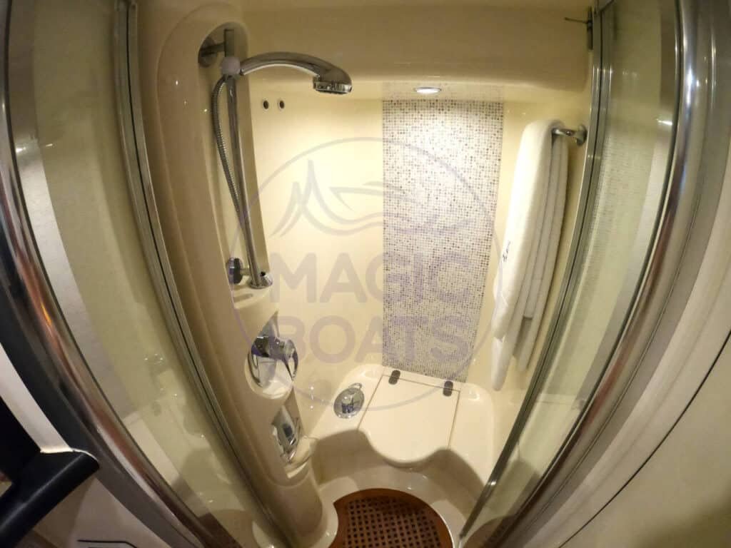 Ducha banheiro meia nau da Azimut 600 Full