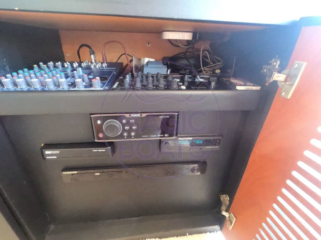 Sistema de som da Azimut 600 Full