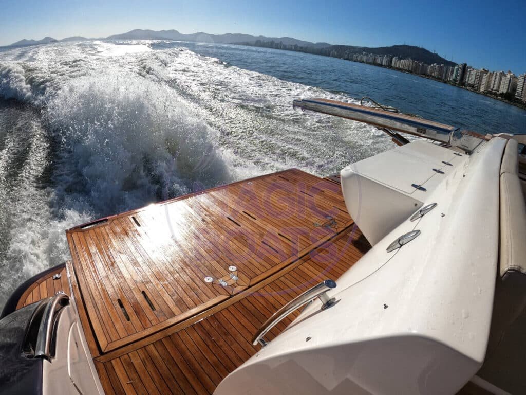 Plataforma de popa submergível da Azimut 600 Full