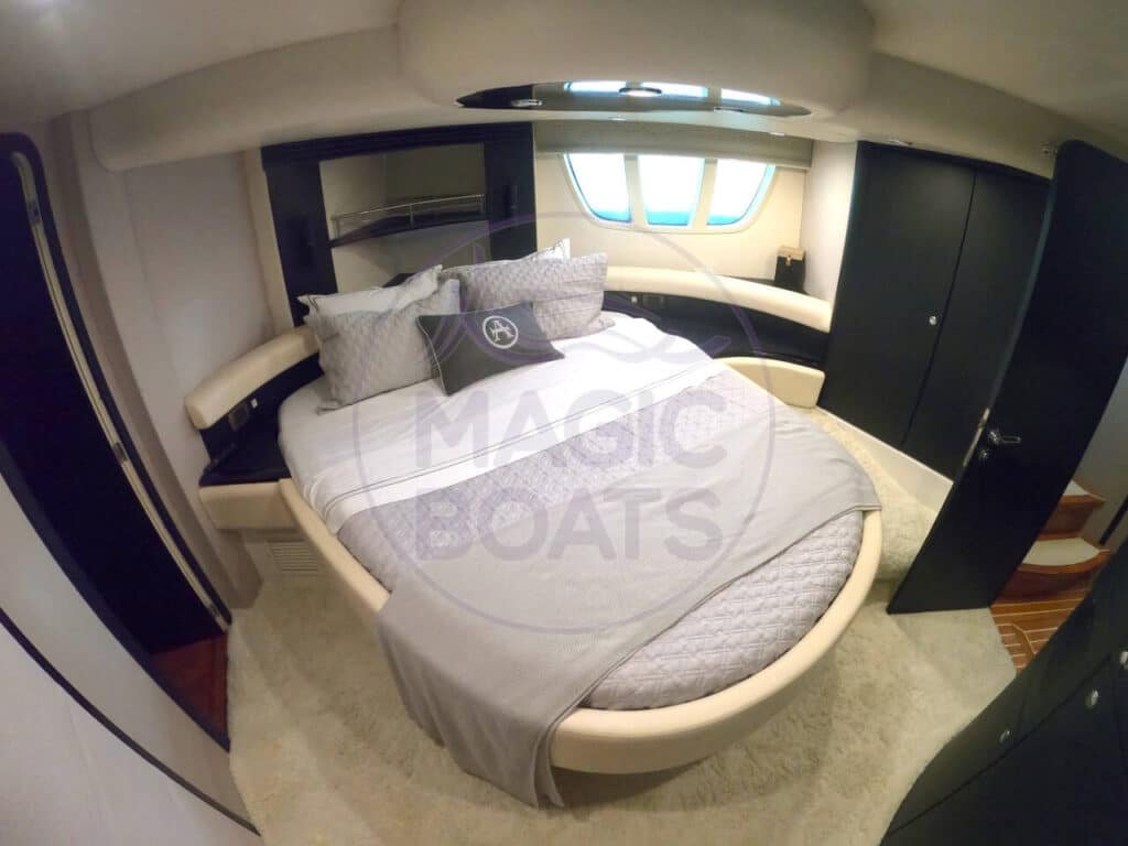 Suíte de meia nau da Azimut 600 Full