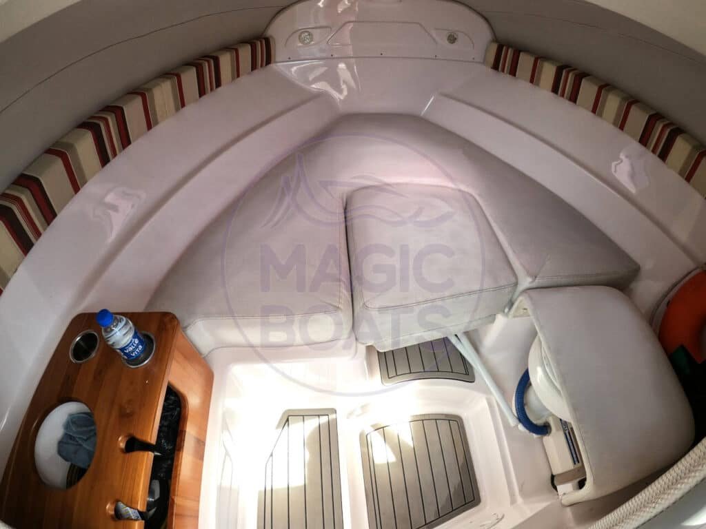 Imagem mostrando a cabine da Focker 230 de popa