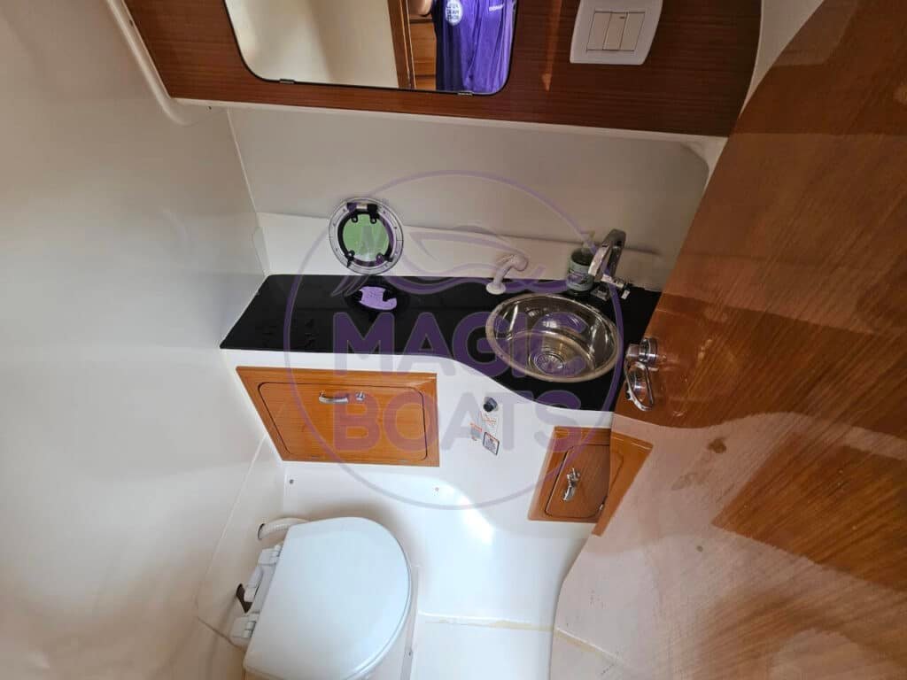 Phantom 300 C95 - Magic Boats Aluguel de Lanchas - Banheiro