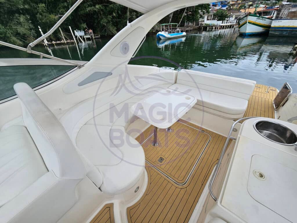 Phantom 300 C95 - Magic Boats Aluguel de Lanchas - Convés Sofá