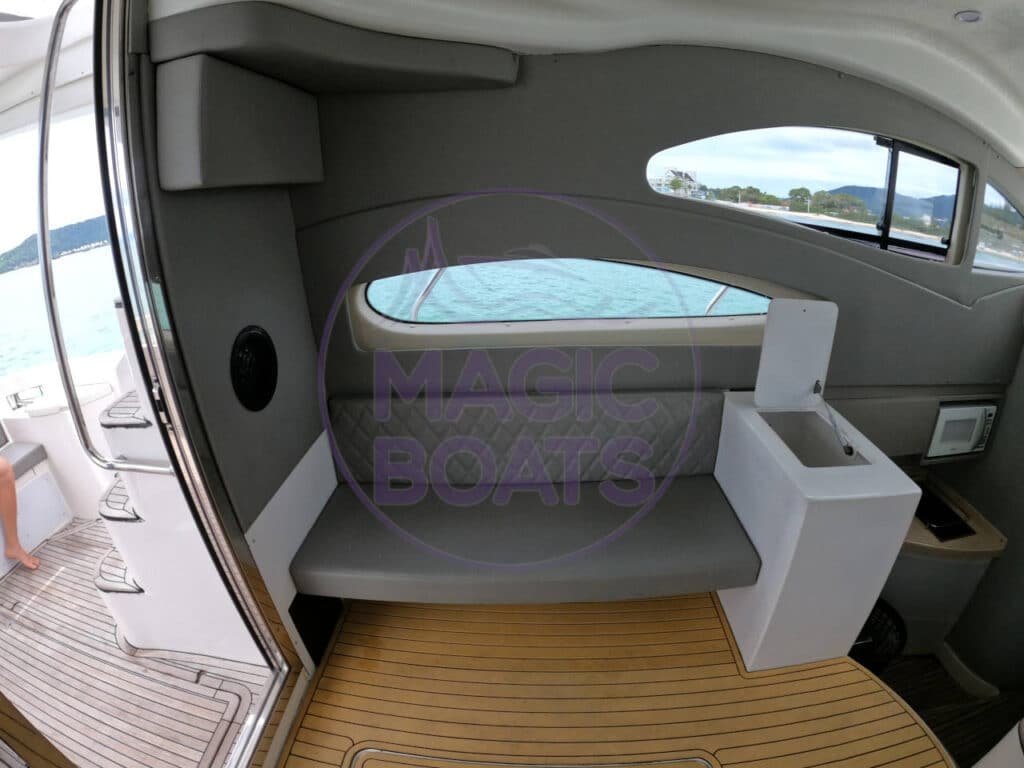 Azimut 380 Full - Magic Boats Aluguel de Lanchas - Sofá Interno