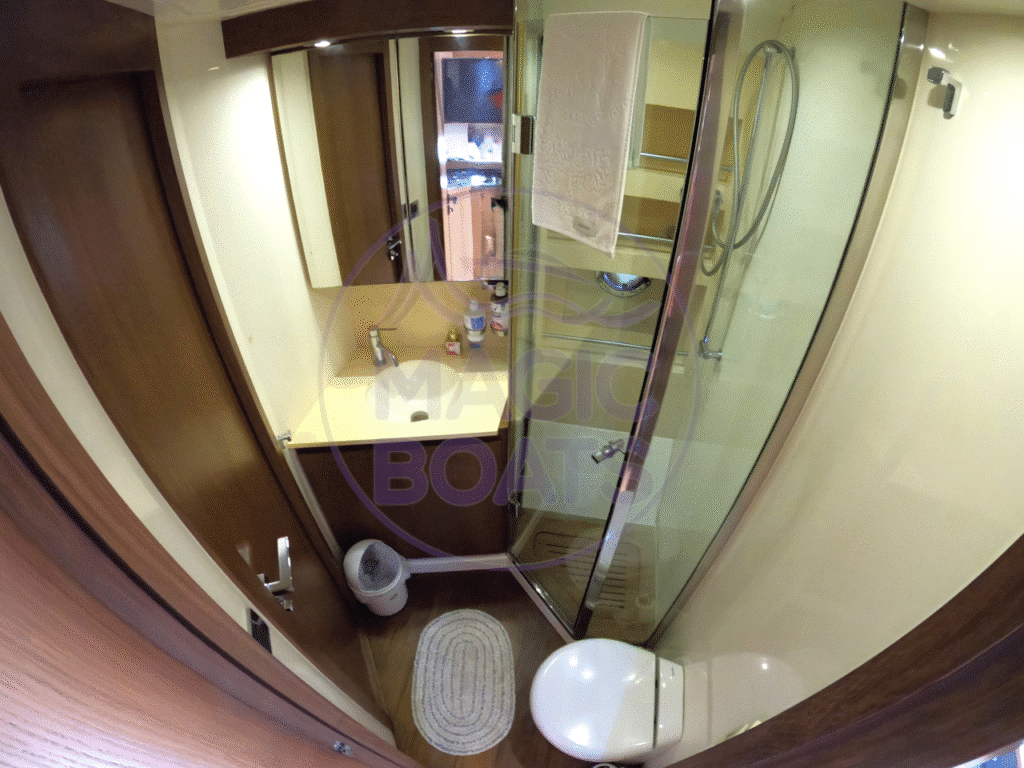 H18 - Azimut Atlantis 48 - Magic Boats Aluguel de Lanchas - Banheiro Proa
