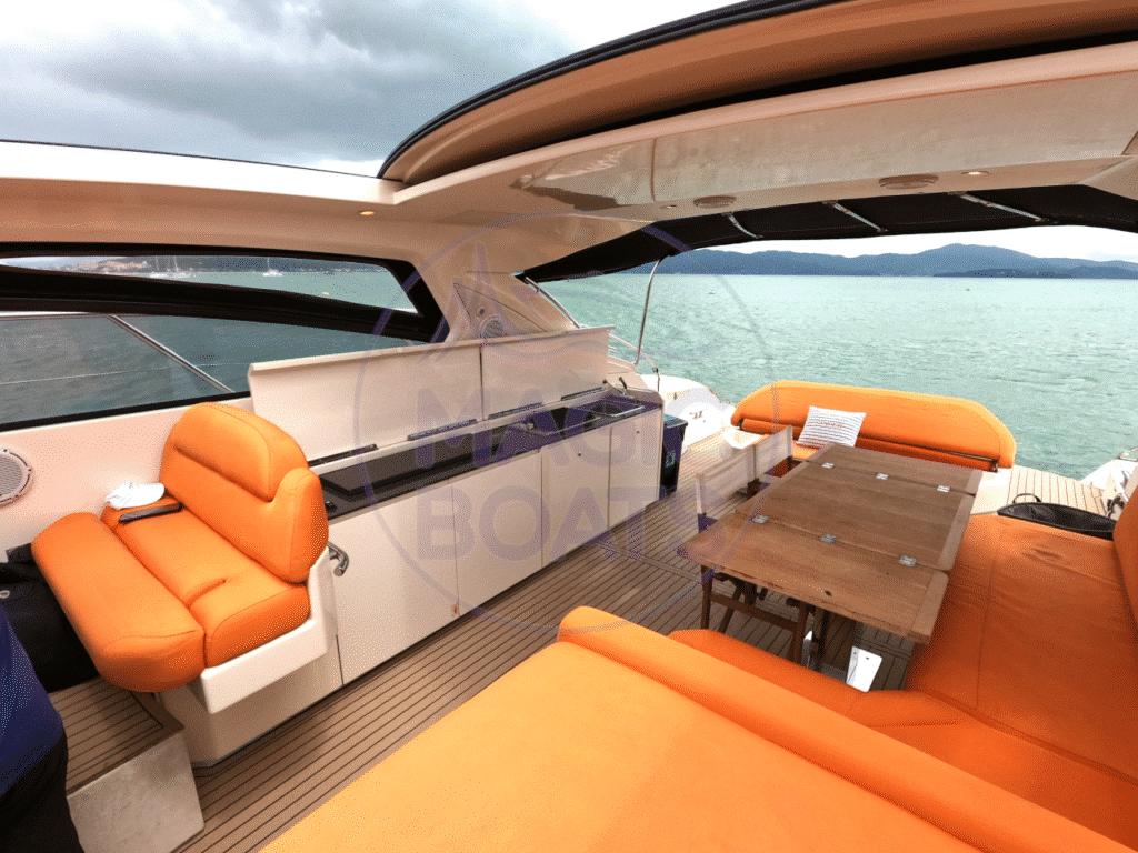 H18 - Azimut Atlantis 48 - Magic Boats Aluguel de Lanchas - Convés Interno (2)