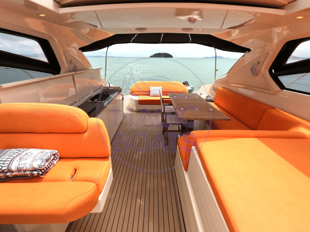H18 - Azimut Atlantis 48 - Magic Boats Aluguel de Lanchas - Convés Interno (4)