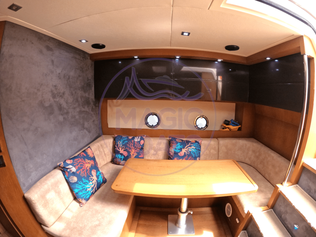 H18 - Azimut Atlantis 48 - Magic Boats Aluguel de Lanchas - Sofá Interno