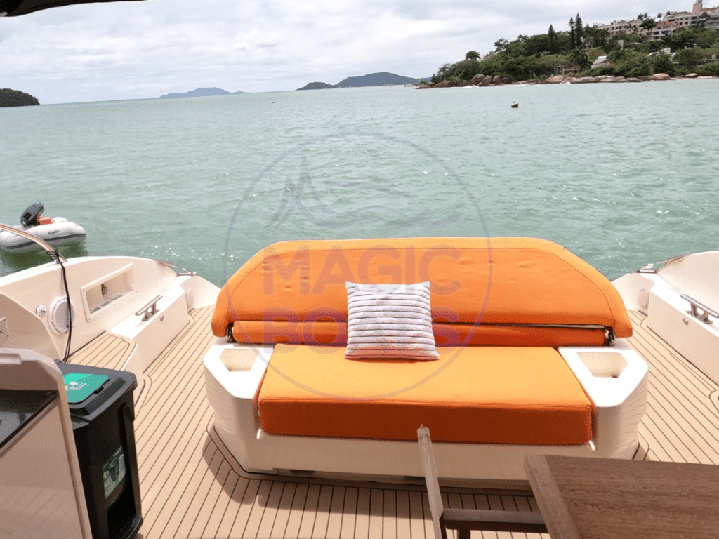 H18 - Azimut Atlantis 48 - Magic Boats Aluguel de Lanchas - Sofá de Popa